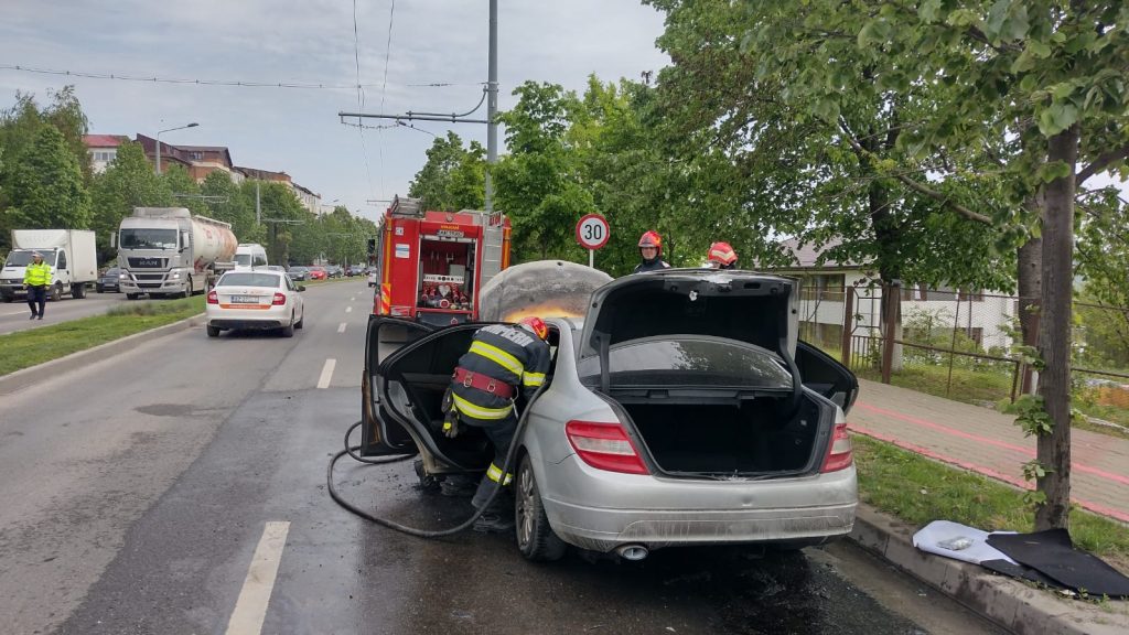 Incendiu izbucnit la un autoturism aflat în mers, în municipiul Vaslui