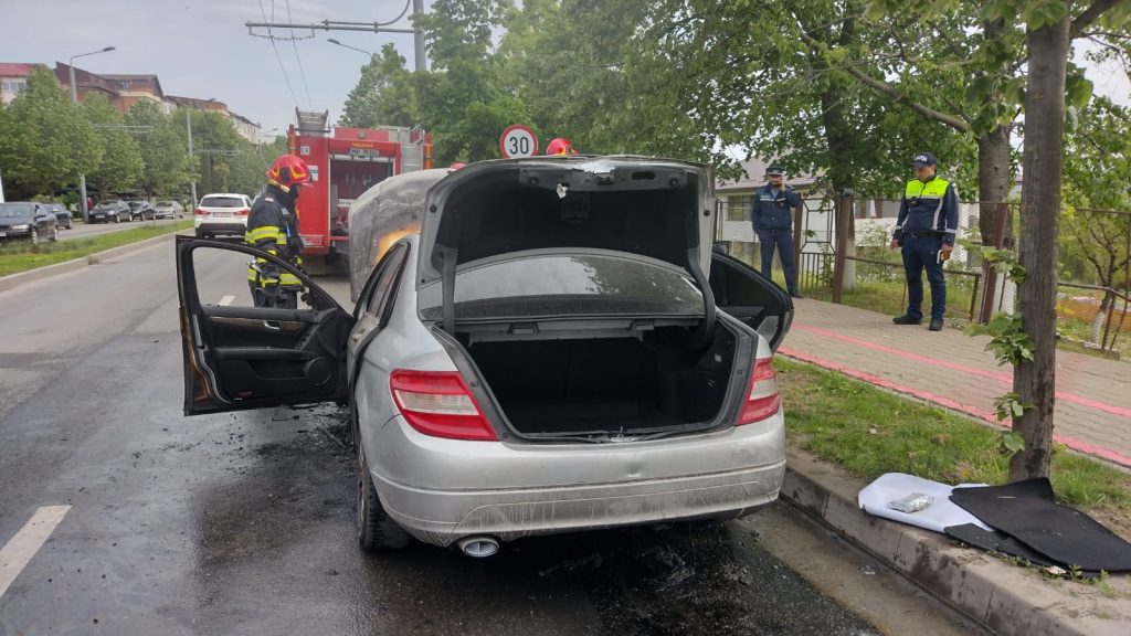 Incendiu izbucnit la un autoturism aflat în mers, în municipiul Vaslui