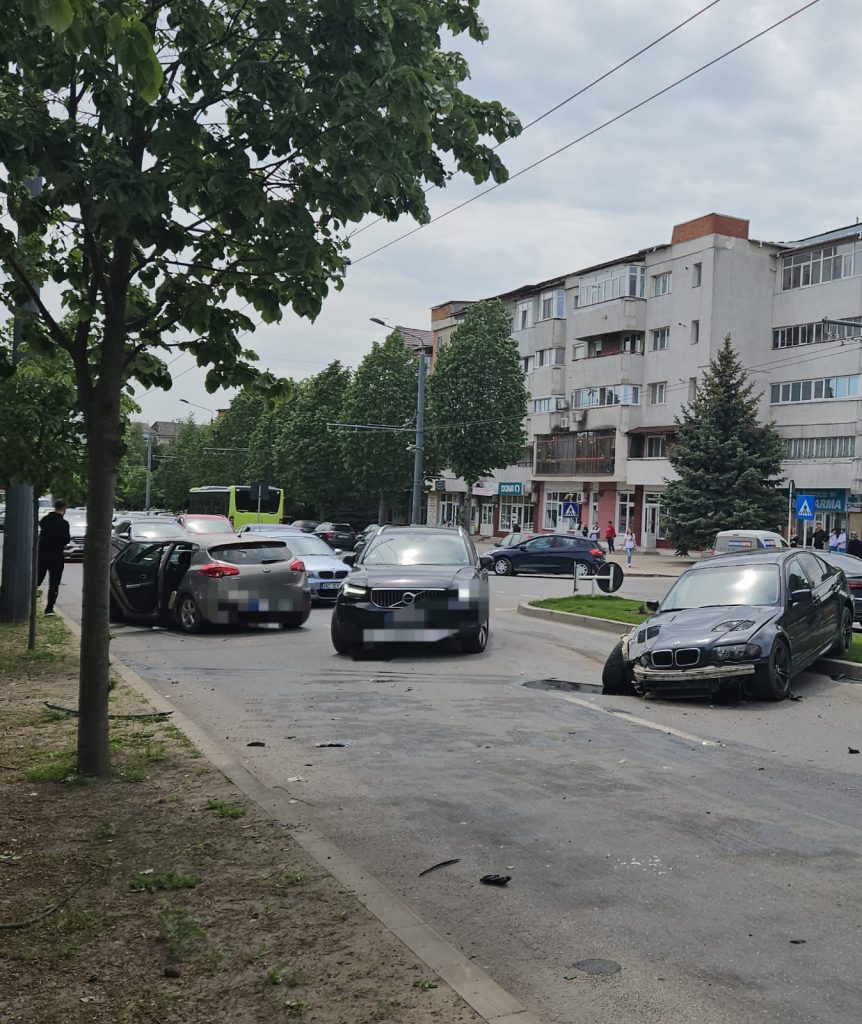 Două autoturisme în care se aflau cinci persoane
