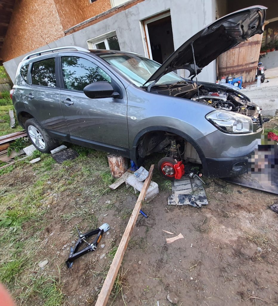 Un autoturism a căzut peste un bărbat în Ivănești