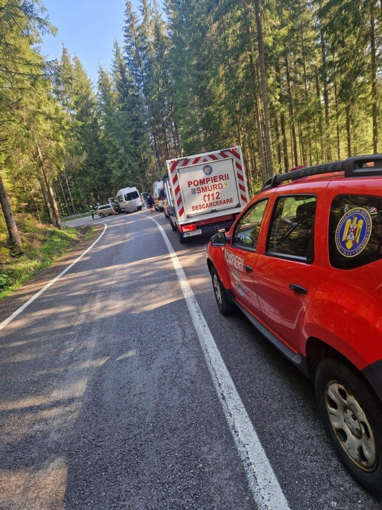 O coliziune între un microbuz de transport copii și un autoturism
