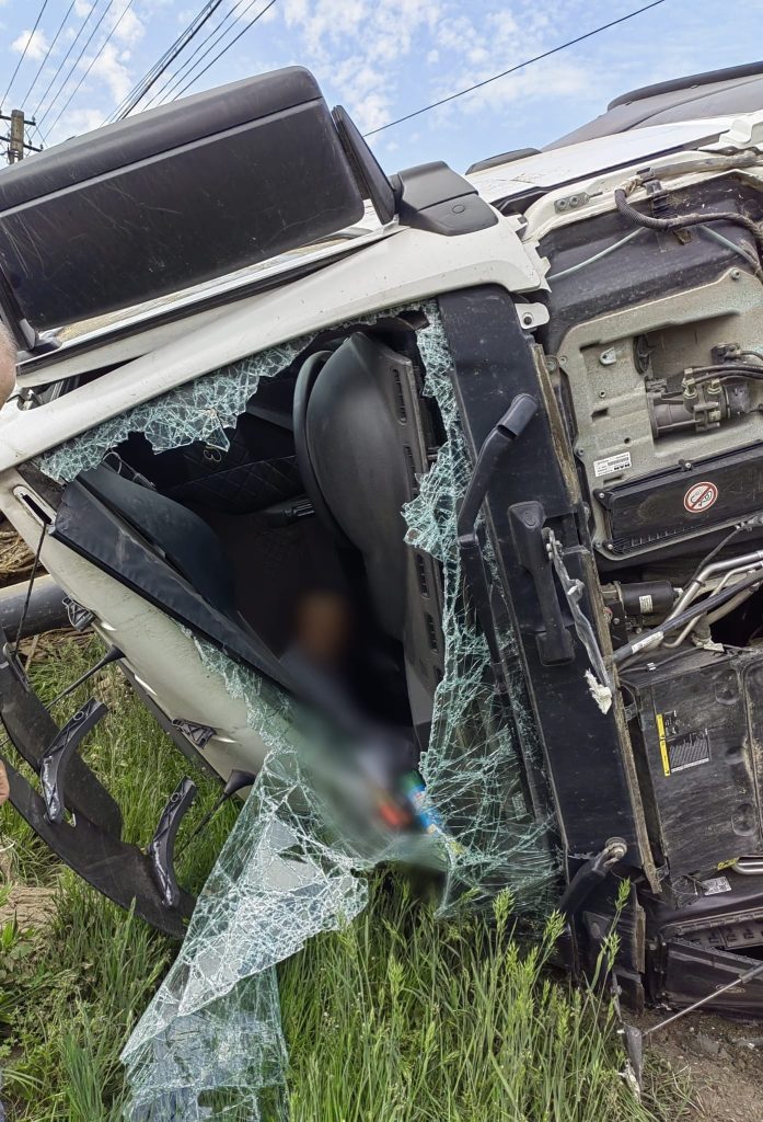 Un autocamion încărcat cu deşeuri lemnoase