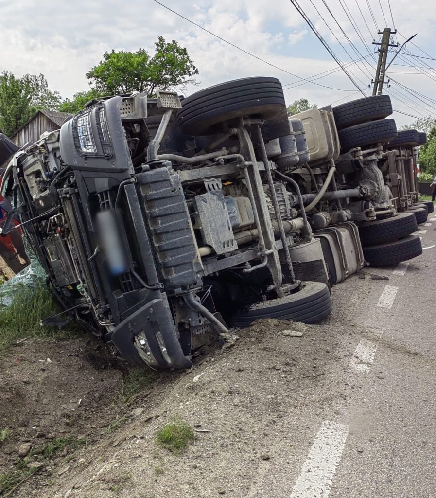 Un autocamion încărcat cu deşeuri lemnoase