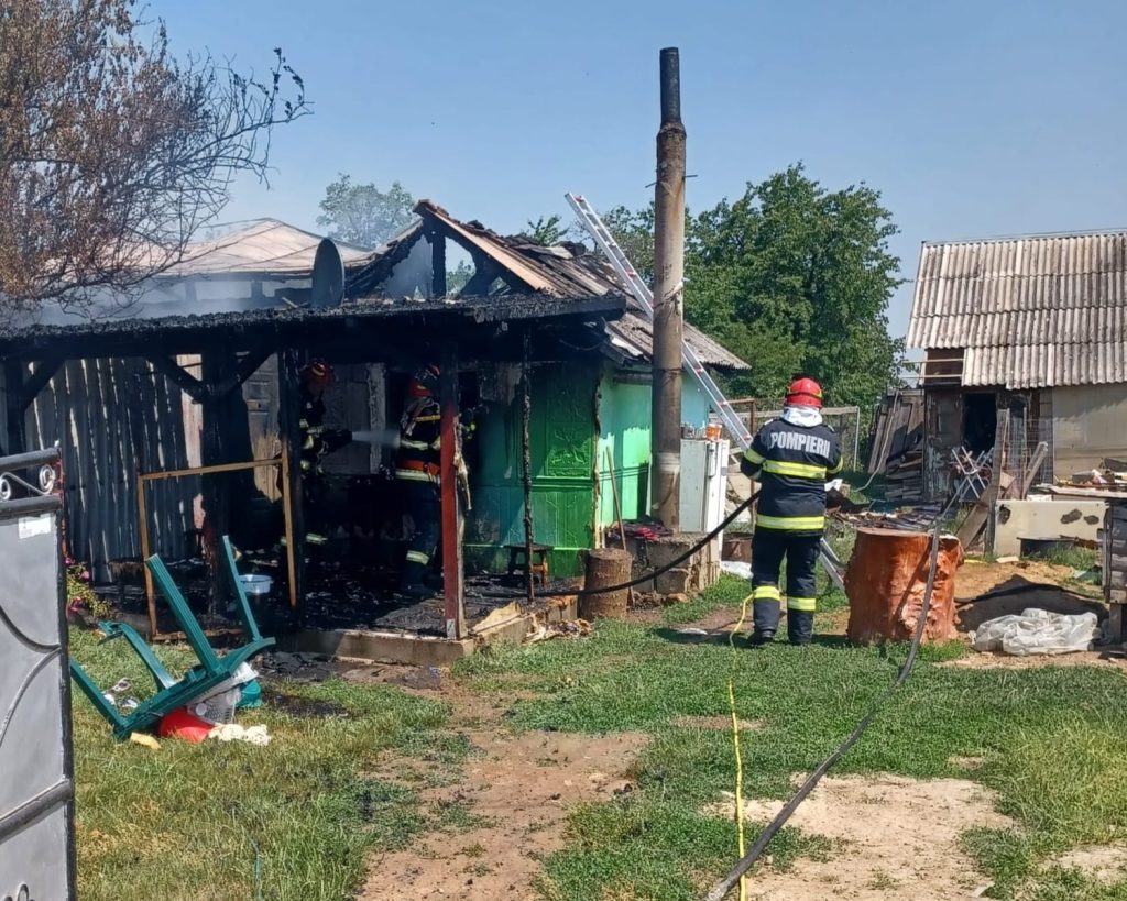 Femeie găsită decedată în incendiul izbucnit la o gospodărie din Sălăgeni