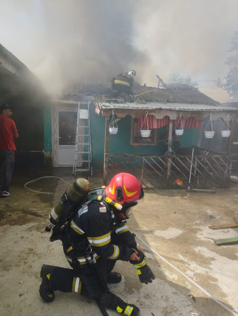 Incendiu izbucnit la o magazie de lemne, în municipiul Bârlad
