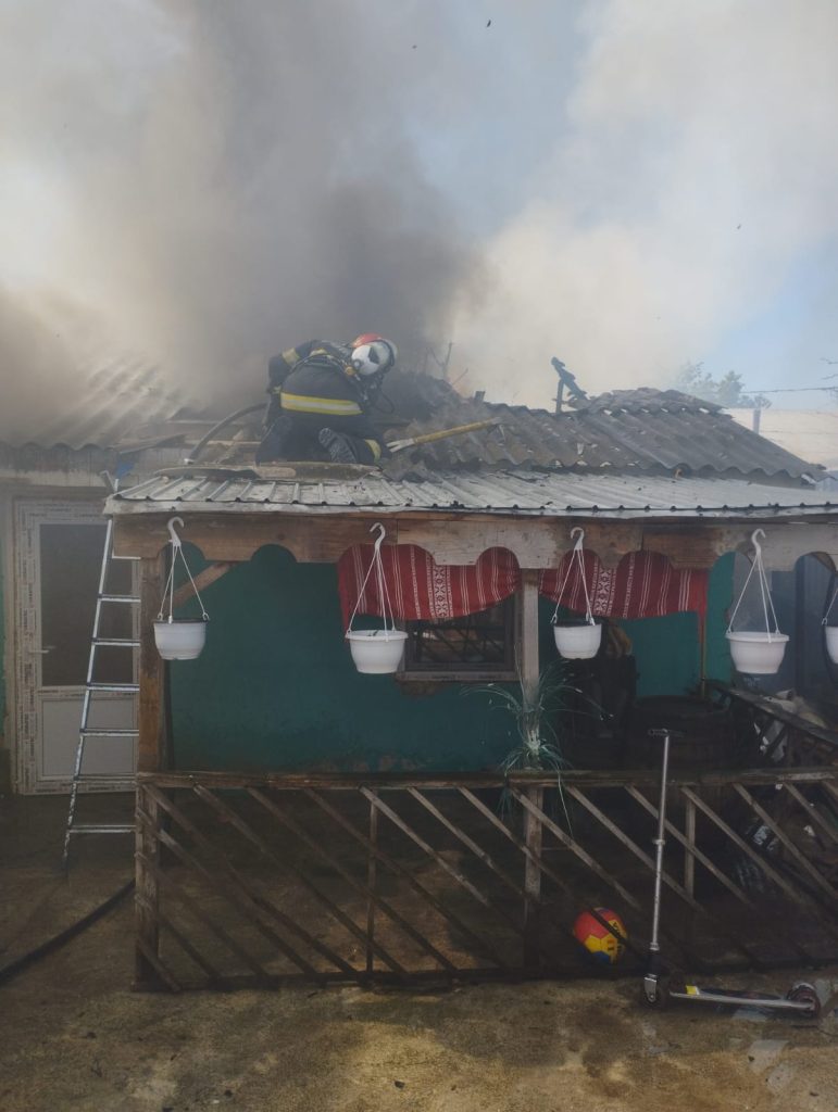 Incendiu izbucnit la o magazie de lemne, în municipiul Bârlad