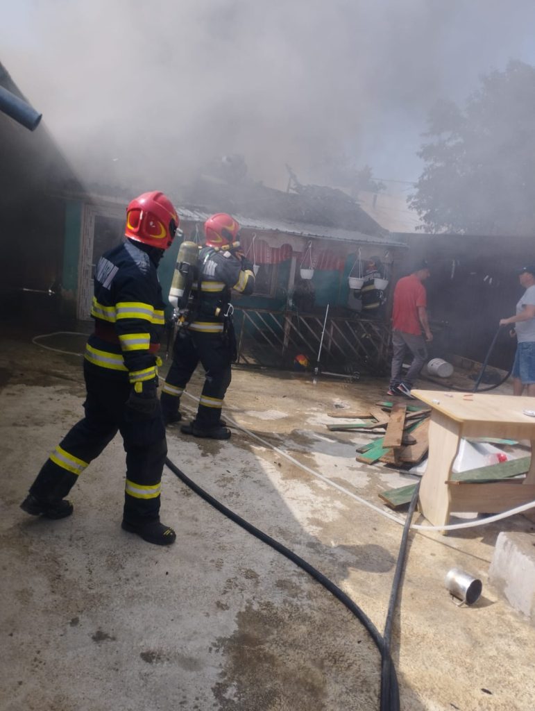 Incendiu izbucnit la o magazie de lemne, în municipiul Bârlad