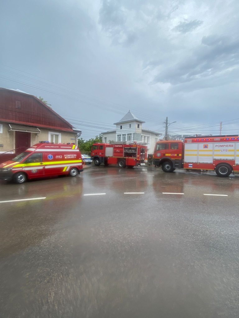 Incendiu izbucnit la acoperișul unei case de locuit din municipiul Suceava 