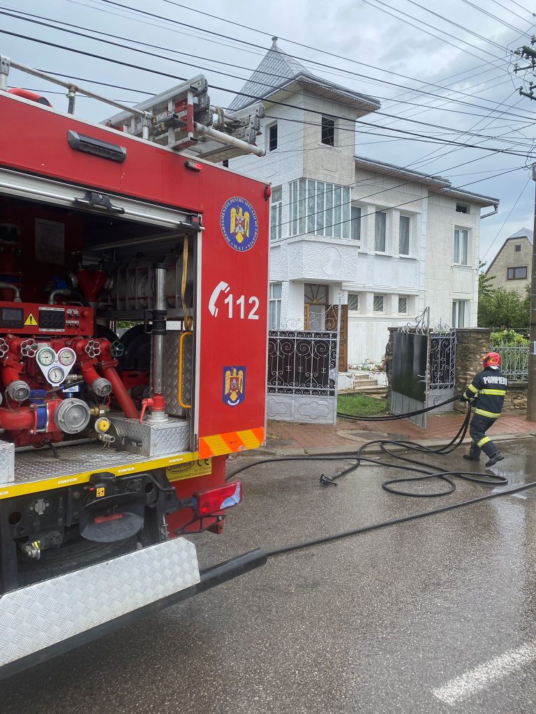 Incendiu izbucnit la acoperișul unei case de locuit din municipiul Suceava 