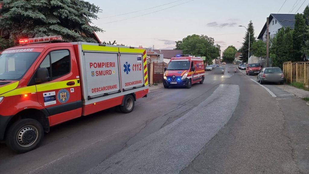 Un autoturism a ieşit în afara părţii carosabile 