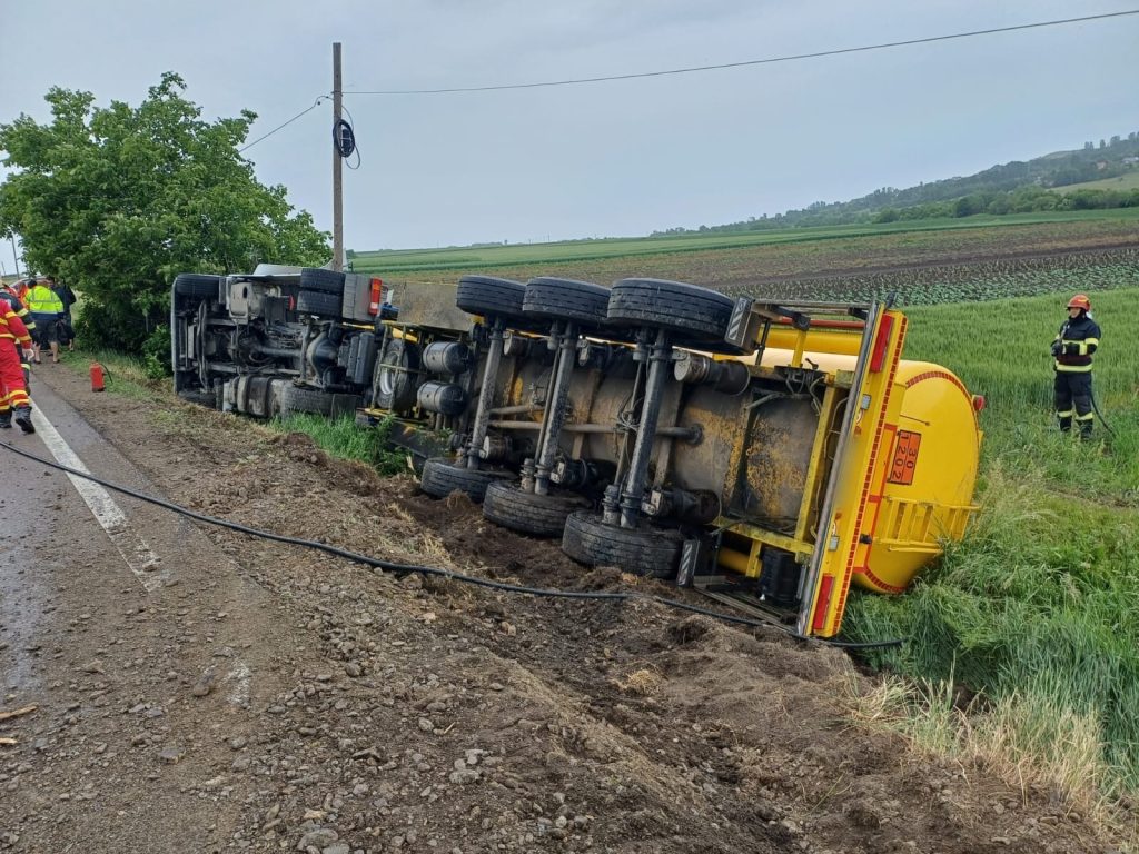 O autocisternă încarcată cu motorină