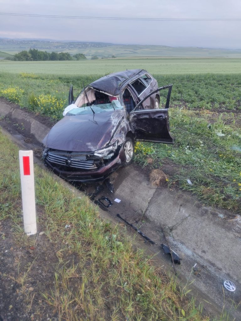 Autoturism ieșit în afara părții carosabile, în localitatea Ilișești Autoturism ieșit în afara părții carosabile, în localitatea Ilișești