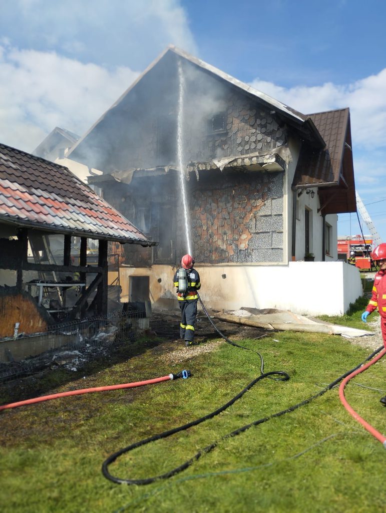 Incendiu la anexa unei locuințe Incendiu la anexa unei locuințe