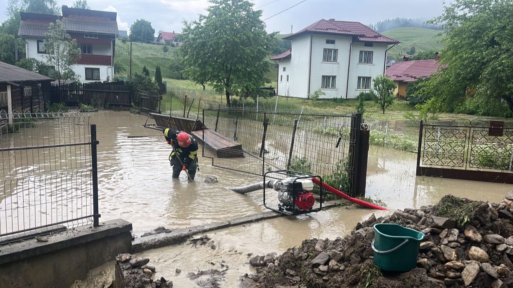 Pompierii militari suceveni intervin cu forțe și mijloace