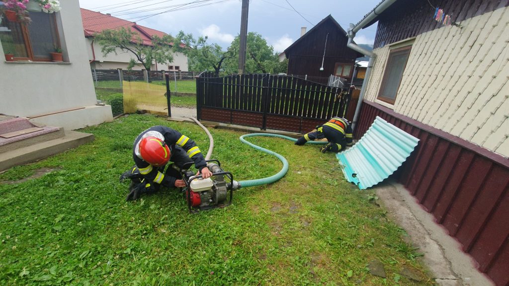 Pompierii militari suceveni intervin cu forțe și mijloace