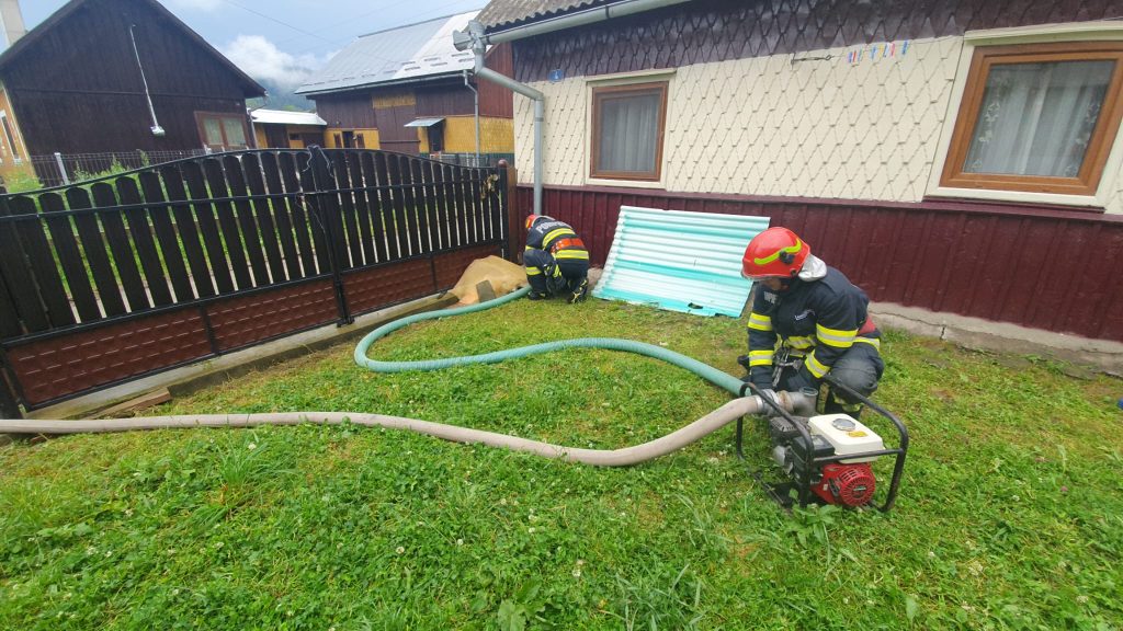 Pompierii militari suceveni intervin cu forțe și mijloace
