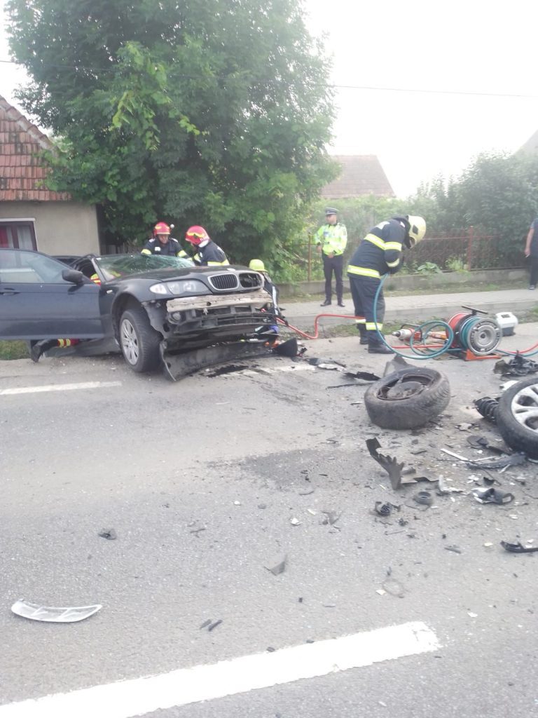 În Hădăreni, a avut loc un accident rutier între două autoturisme 