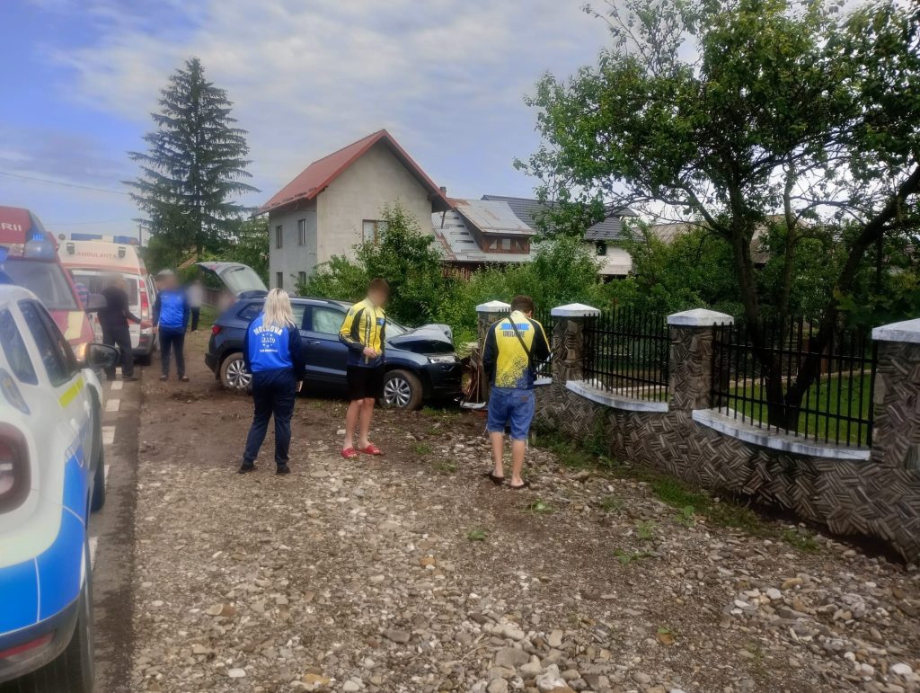 Autoturism ieșit în afara părții carosabile