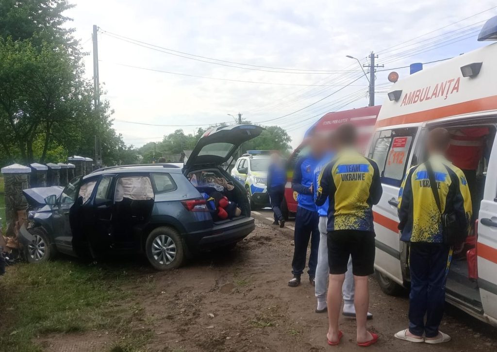 Autoturism ieșit în afara părții carosabile