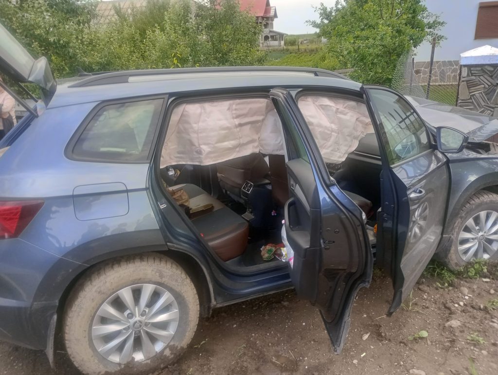 Autoturism ieșit în afara părții carosabile