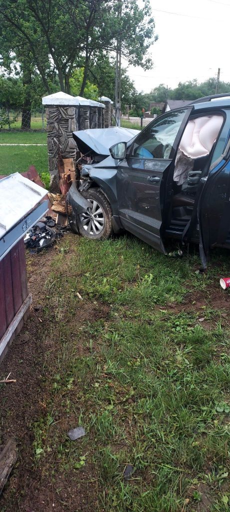 Autoturism ieșit în afara părții carosabile