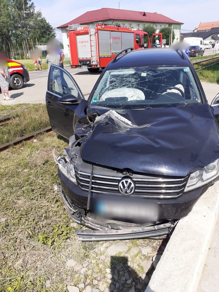 Autovehicul lovit de tren în localitatea Bivolărie