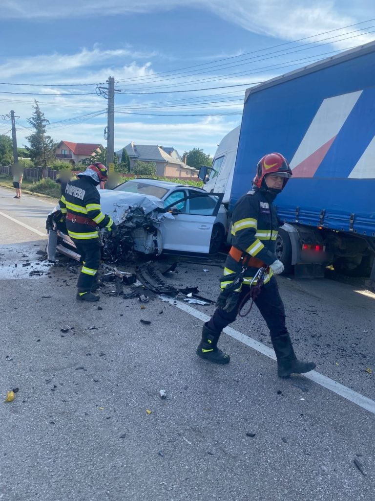 Accident rutier produs între un autoturism și două autotrenuri