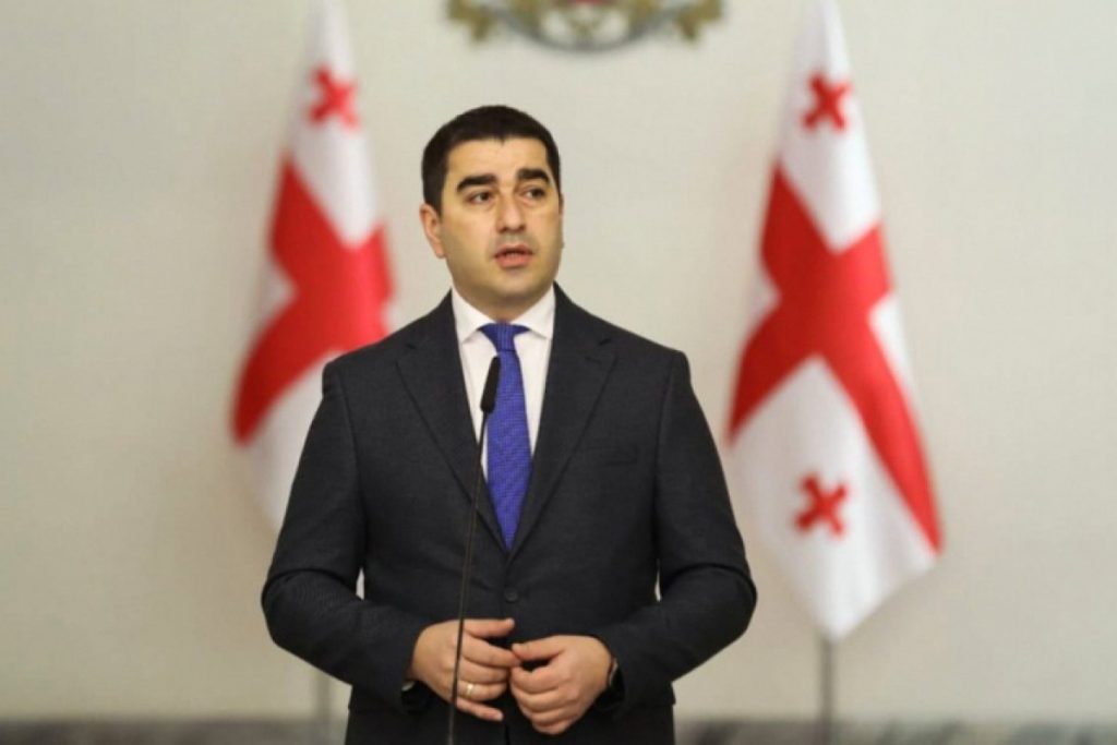 „Pisica pe acoperișul fierbinte” în variantă multipolară...