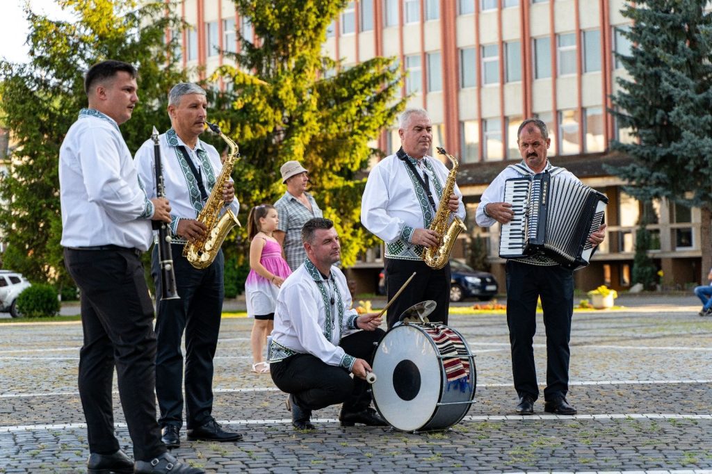 Ansamblurile folclorice „Târnavele“ și „Muguri de pe Târnave“