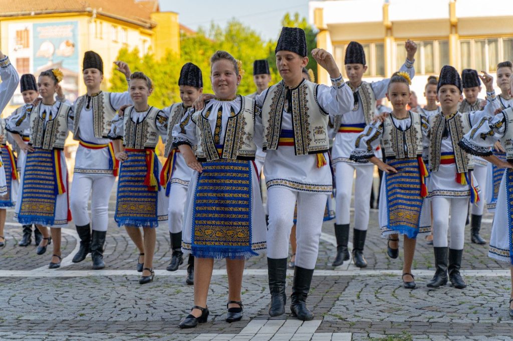 Ansamblurile folclorice „Târnavele“ și „Muguri de pe Târnave“