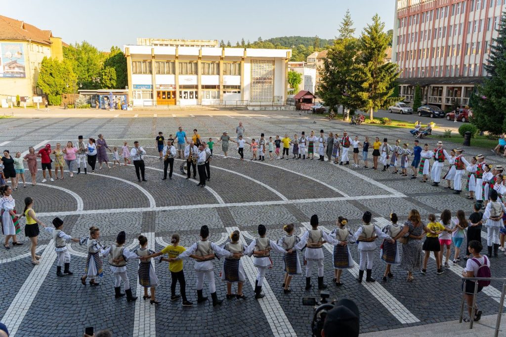 Ansamblurile folclorice „Târnavele“ și „Muguri de pe Târnave“