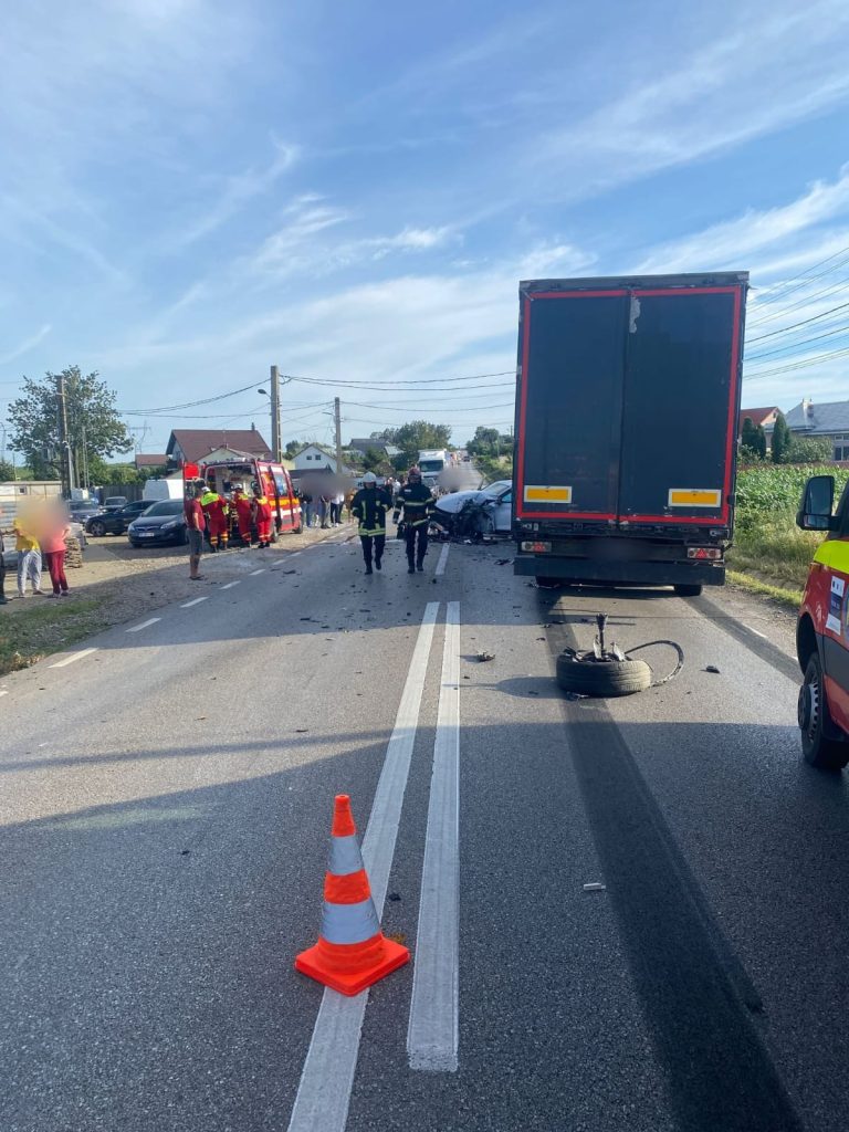 Accident rutier produs între un autoturism și două autotrenuri