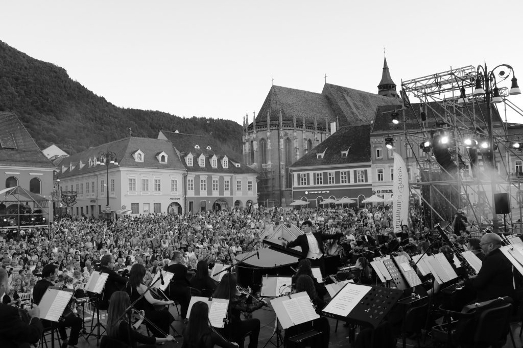 Concert incendiar cu SERENE, orchestra Filarmonicii Brașov și Andrej Vesel, ieri seară în Piața Sfatului!