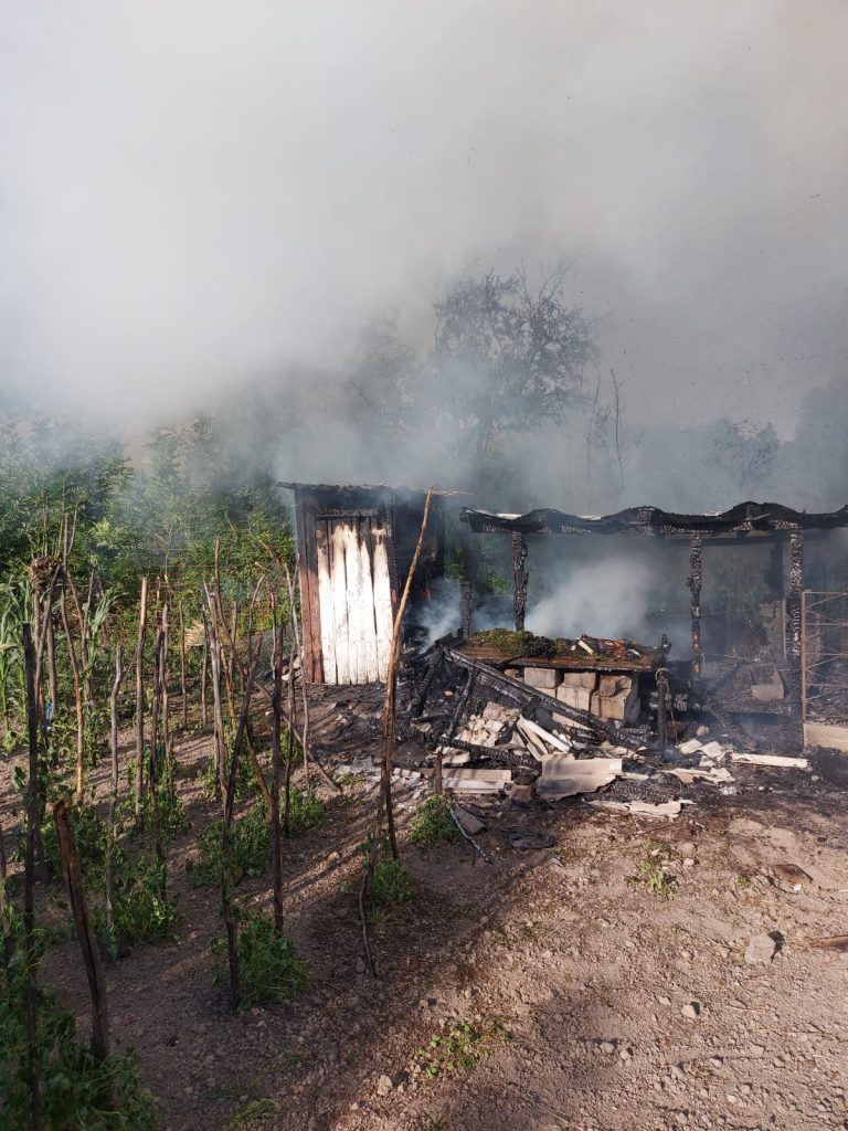 Incendiu izbucnit la un depozit de furaje și un adăpost