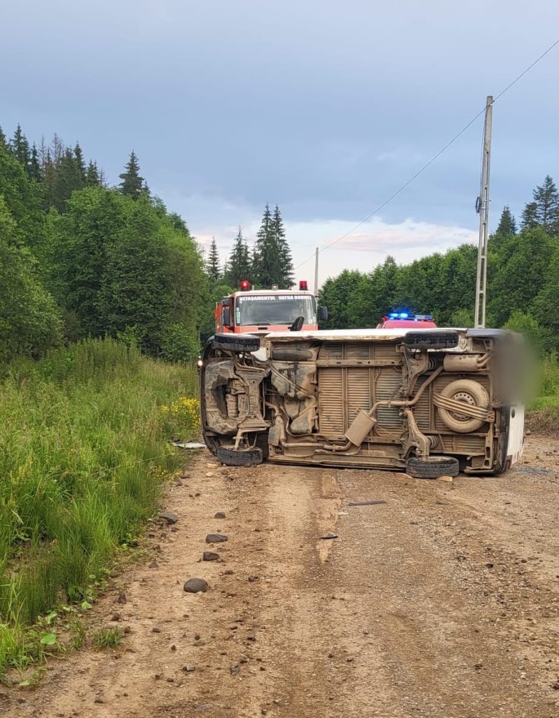 O persoană a murit după ce a fost prinsă sub o autoutilitară
