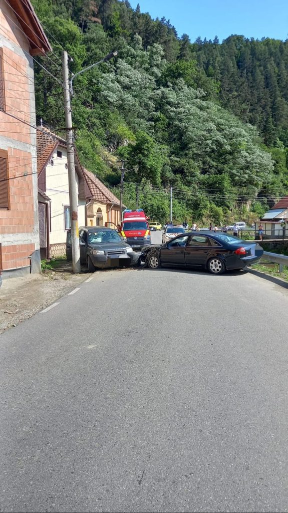 Ciocnire între două autoturisme în localitatea Tilișca