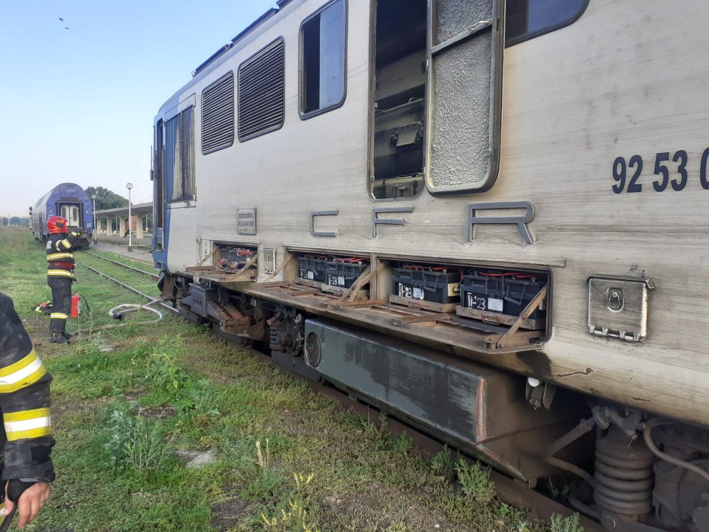 Un incendiu a izbucnit în interiorul unei locomotive, aflată în stația CFR Bârlad