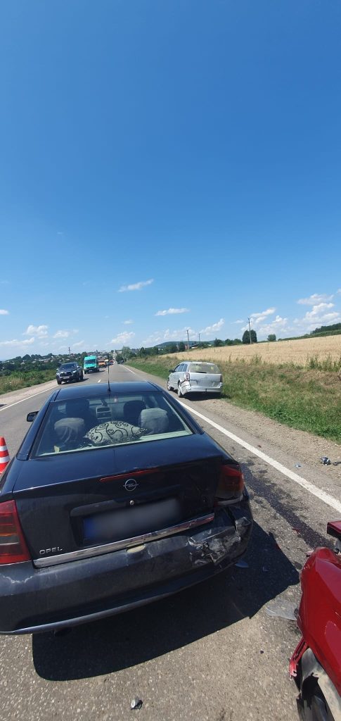 Accident cu trei mașini, într-o localitate din județul Suceava.
