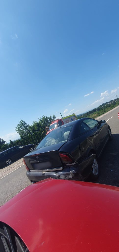 Accident cu trei mașini, într-o localitate din județul Suceava.