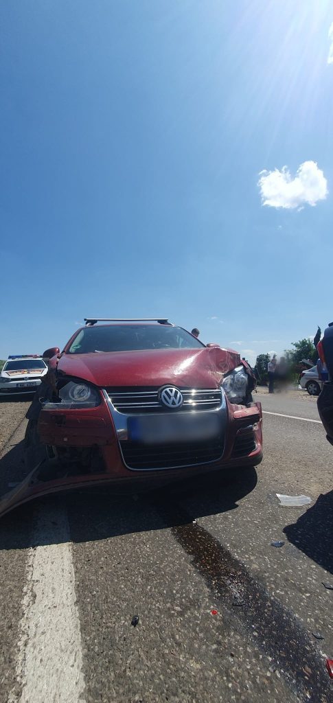 Accident cu trei mașini, într-o localitate din județul Suceava.