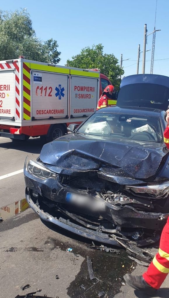 Coliziune a trei autovehicule, în municipiul Suceava