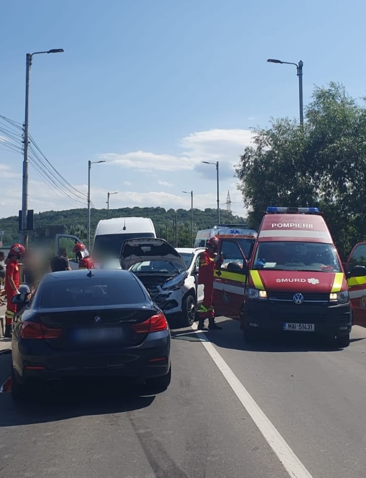 Coliziune a trei autovehicule, în municipiul Suceava