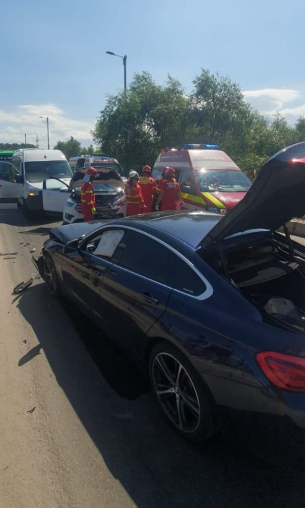 Coliziune a trei autovehicule, în municipiul Suceava