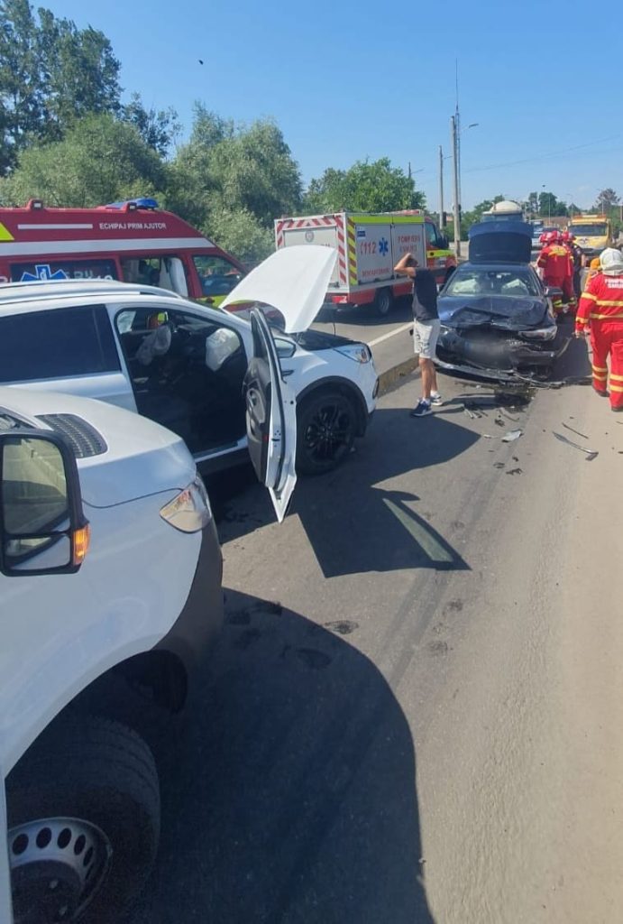 Coliziune a trei autovehicule, în municipiul Suceava