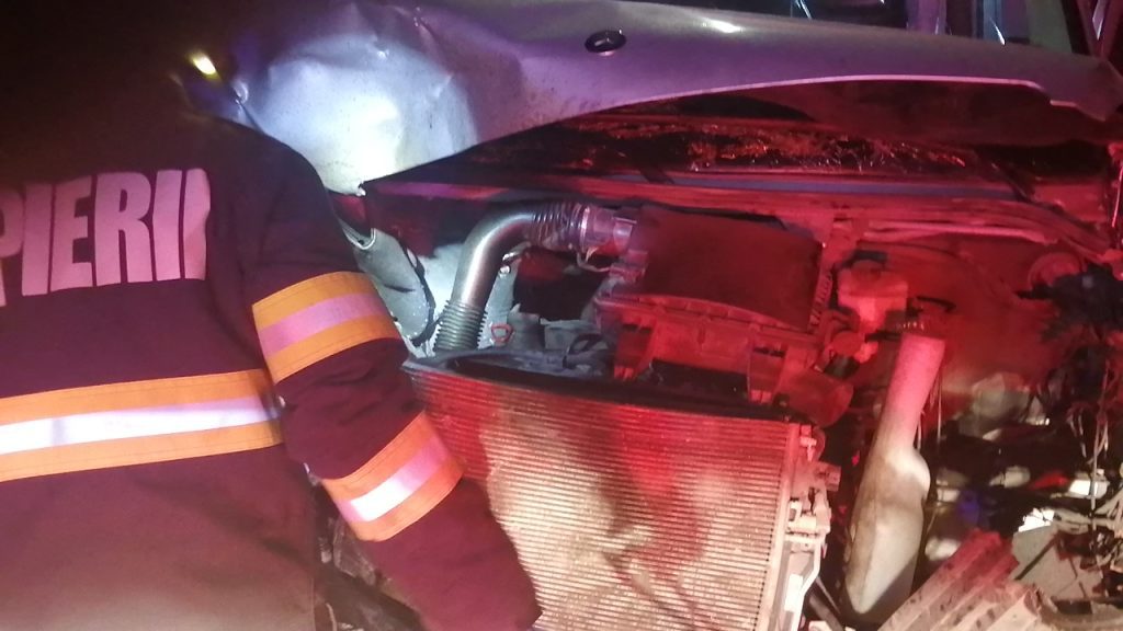 Accident rutier produs între un microbuz și un autoturism, în localitatea Băișești