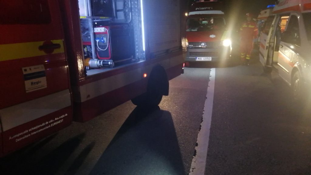 Accident rutier produs între un microbuz și un autoturism, în localitatea Băișești