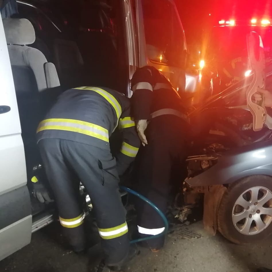 Accident rutier produs între un microbuz și un autoturism, în localitatea Băișești