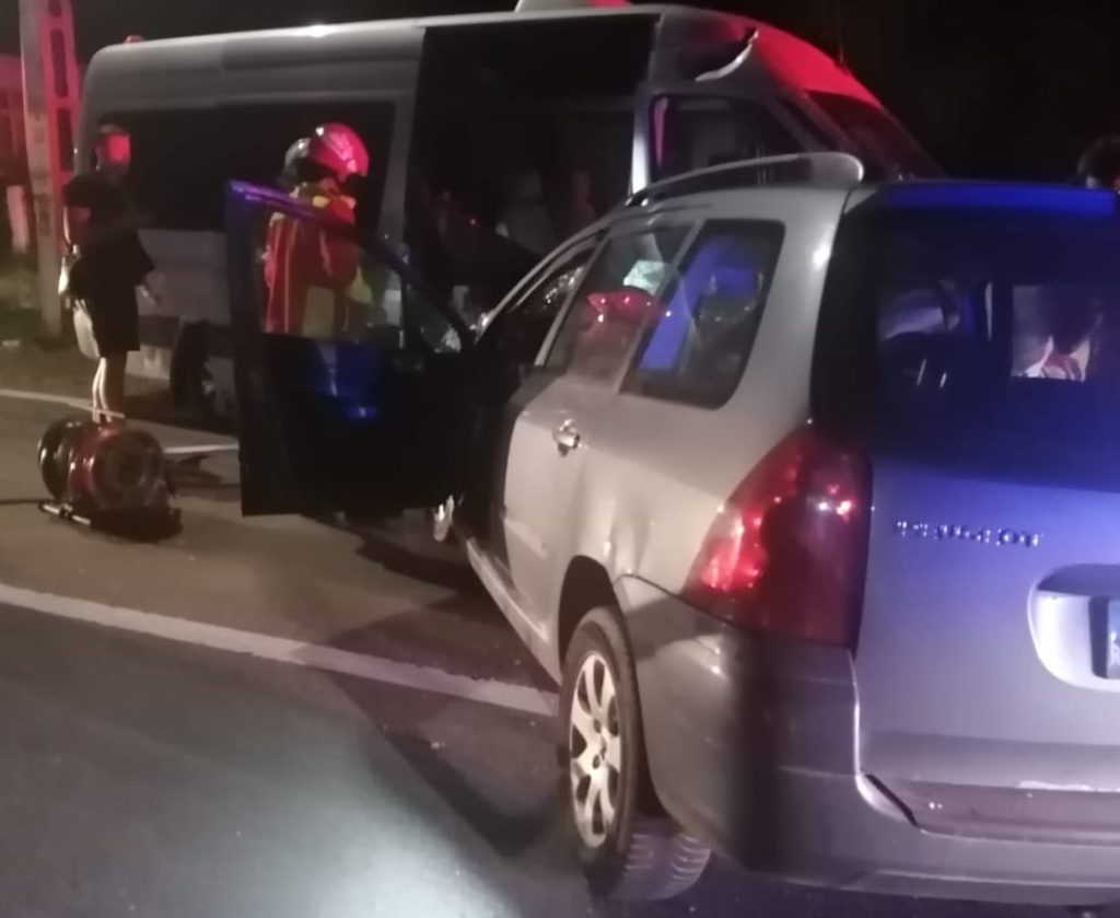 Accident rutier produs între un microbuz și un autoturism, în localitatea Băișești