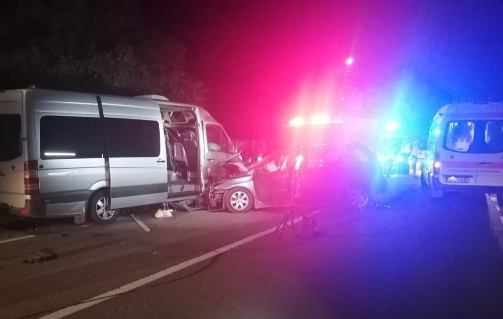 Accident rutier produs între un microbuz și un autoturism, în localitatea Băișești