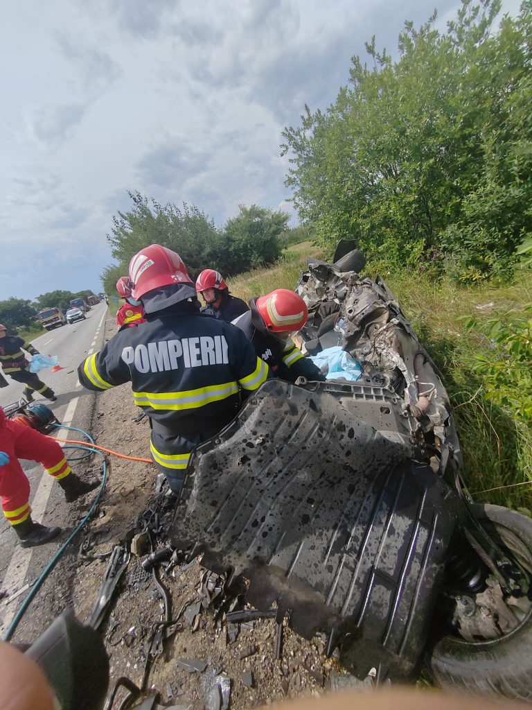 Ciocnire violentă între un autoturism și un TIR la Cornu Luncii 